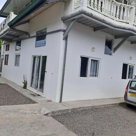 Laure Hebergement Faaa Exterior foto